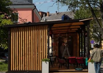 Через незаконне розташування підприємця змусили демонтувати літній майданчик у Тернополі