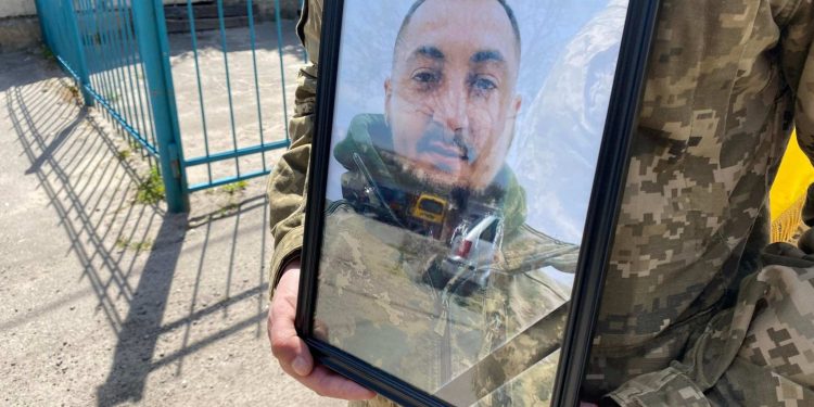 Із воїном Романом Литвином прощаються у Тернополі