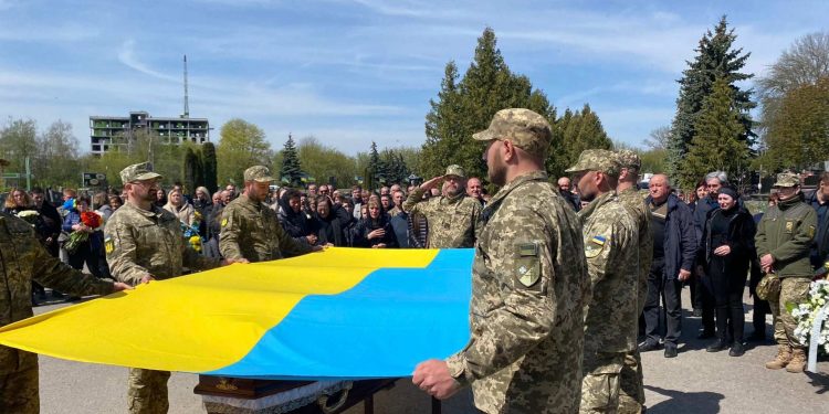 Із воїном Романом Литвином прощаються у Тернополі