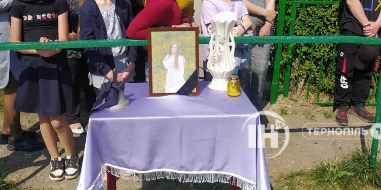 Попрощалися зі школяркою, життя якої трагічно обірвалося під час тренування на Кременеччині