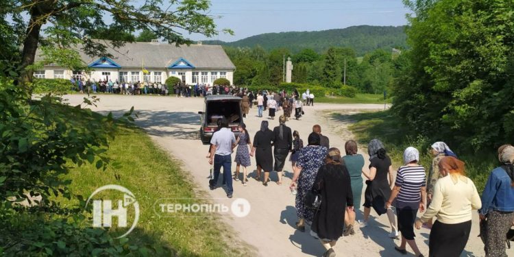 Попрощалися зі школяркою, життя якої трагічно обірвалося під час тренування на Кременеччині