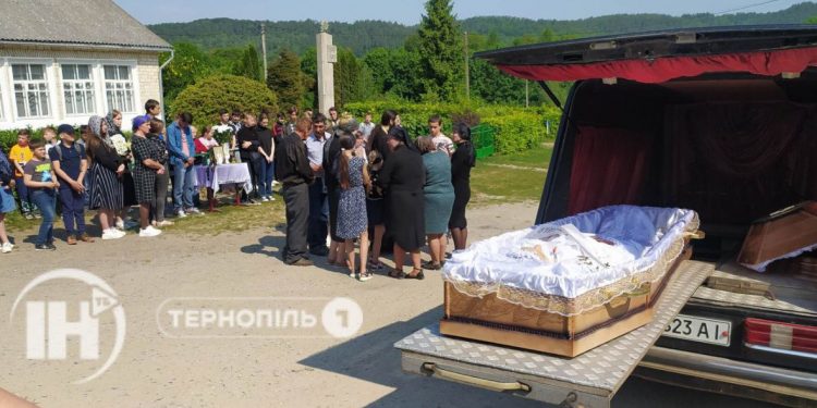 Попрощалися зі школяркою, життя якої трагічно обірвалося під час тренування на Кременеччині