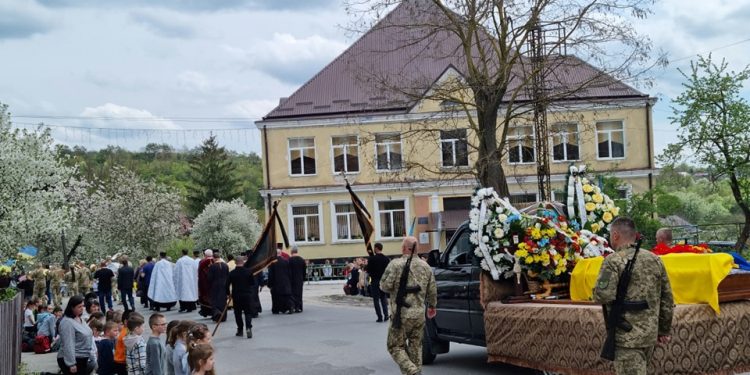 Із військовим Русланом Почигайлом попрощалися у Підгаєцькій громаді
