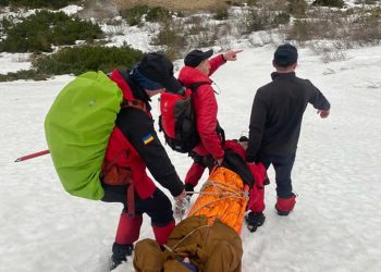 Двох туристів з Тернопільщини, які зірвалися зі скелі, рятували на Прикарпатті