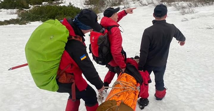 Двох туристів з Тернопільщини, які зірвалися зі скелі, рятували на Прикарпатті