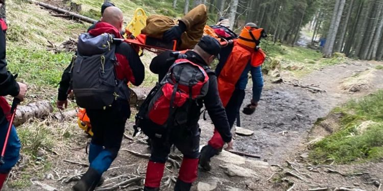 Двох туристів з Тернопільщини, які зірвалися зі скелі, рятували на Прикарпатті