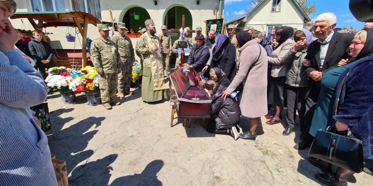 Із військовим Віталієм Мазурком попрощались на Кременеччині