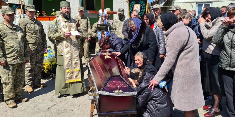 Із військовим Віталієм Мазурком попрощались на Кременеччині