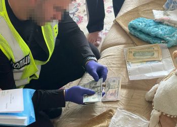 Затримали на хабарі: спеціалістка міграційної служби пообіцяла допомогти ухилянтові на Тернопільщині