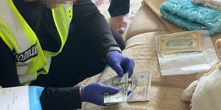 Затримали на хабарі: спеціалістка міграційної служби пообіцяла допомогти ухилянтові на Тернопільщині