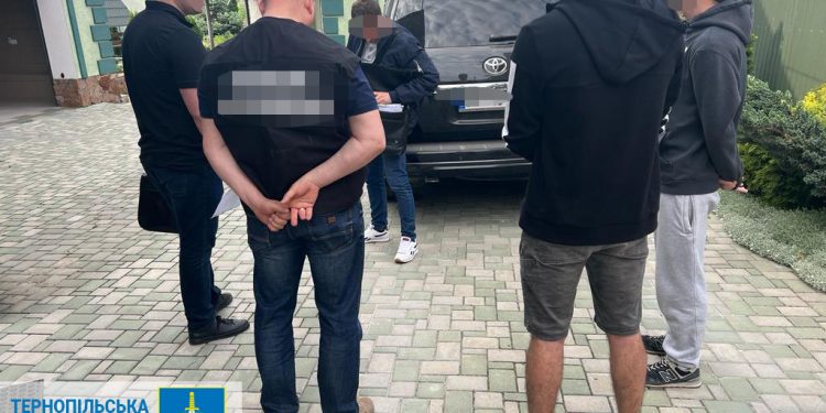 Затримали на хабарі: спеціалістка міграційної служби пообіцяла допомогти ухилянтові на Тернопільщині