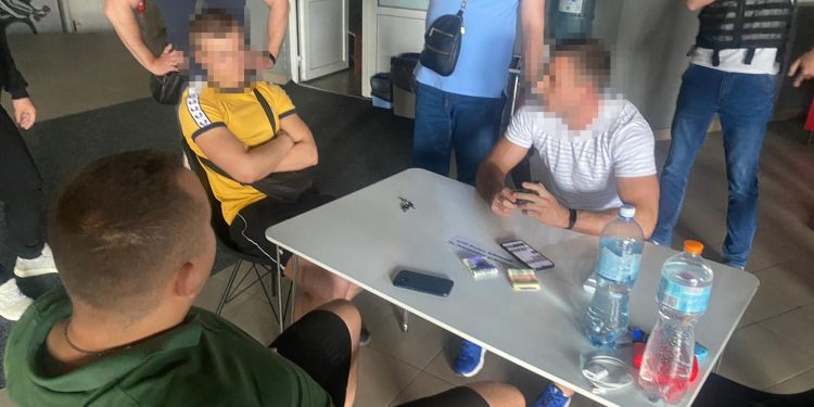 Фіктивні довідки ухилянтам віддавали “на руки” в одному зі спортклубів Тернополя