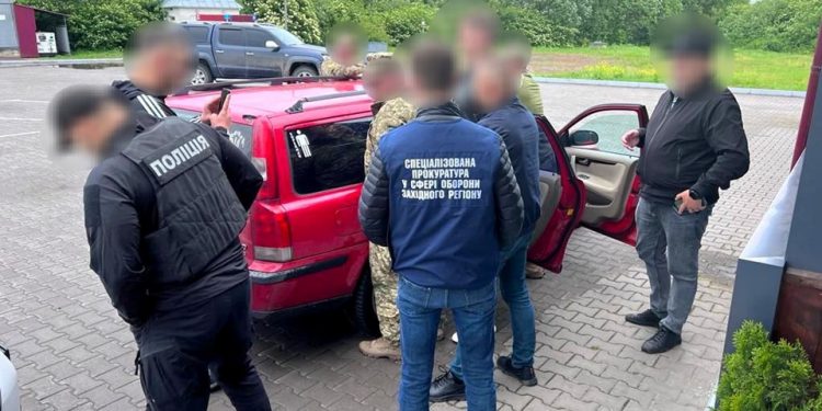 Офіцера військкомату затримали “на гарячому” на Тернопільщині