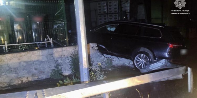 Вночі водій автівки наїхав на огорожу в центрі Тернополя