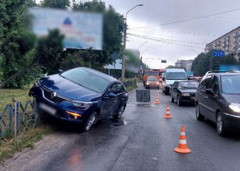 Не розминулася вантажівка та легковий автомобіль: ускладнений рух на вул. 15 Квітня