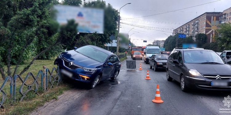 Не розминулася вантажівка та легковий автомобіль: ускладнений рух на вул. 15 Квітня
