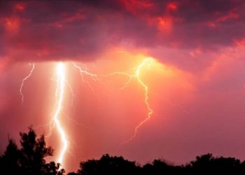 Через влучання блискавки на Тернопільщині горіла господарська будівля