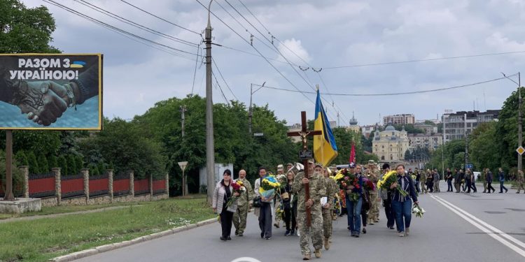 Воїна Дениса Кузнєцова ховають у Тернополі
