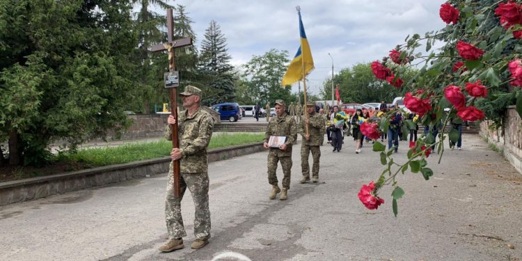 Воїна Дениса Кузнєцова ховають у Тернополі