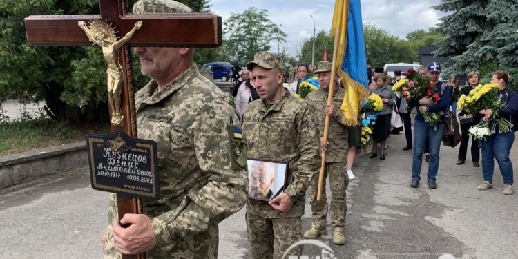 Воїна Дениса Кузнєцова ховають у Тернополі