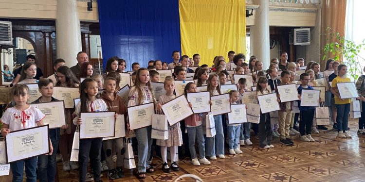 Грамотами від Валерія Залужного нагородили юних волонтерів з Тернопільщини