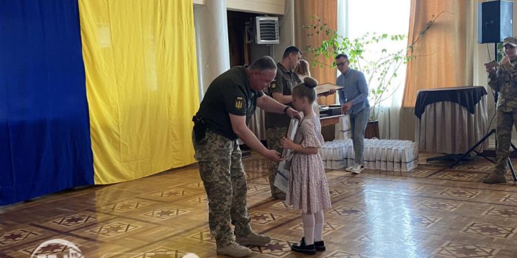 Грамотами від Валерія Залужного нагородили юних волонтерів з Тернопільщини