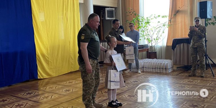Грамотами від Валерія Залужного нагородили юних волонтерів з Тернопільщини