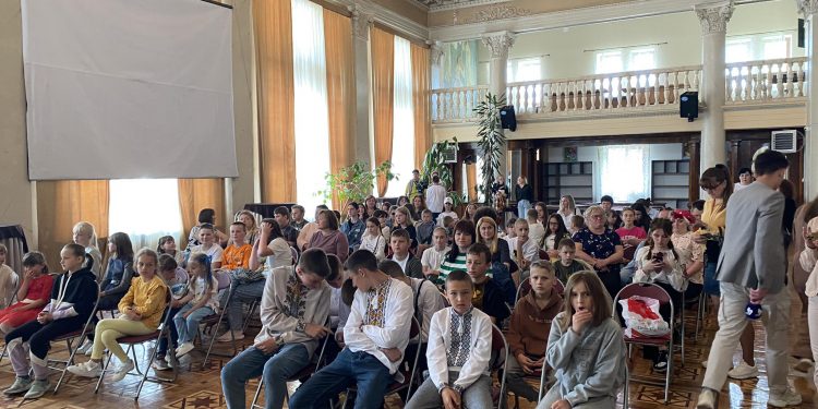 Грамотами від Валерія Залужного нагородили юних волонтерів з Тернопільщини