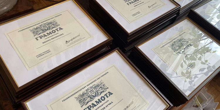 Грамотами від Валерія Залужного нагородили юних волонтерів з Тернопільщини