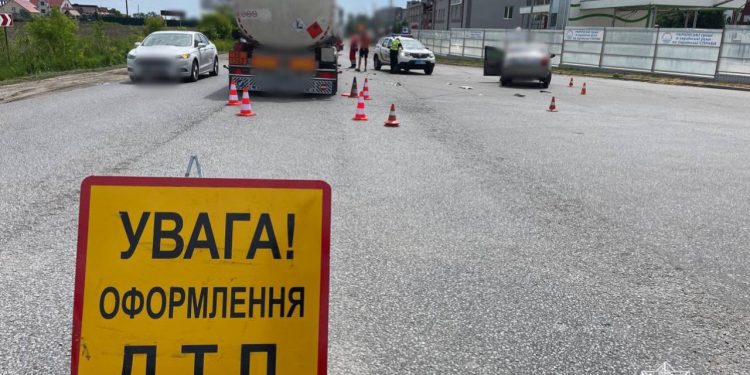 Через ДТП з вантажівкою ускладнений рух на околиці Тернополя