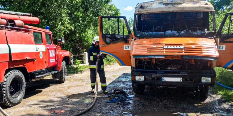 Вантажівка згоріла у Мельнице-Подільській