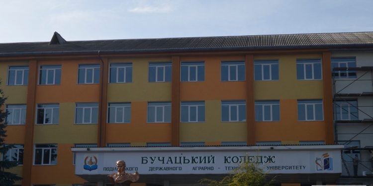 Підрядник привласнив майже 600 тисяч при ремонті Бучацького коледжу