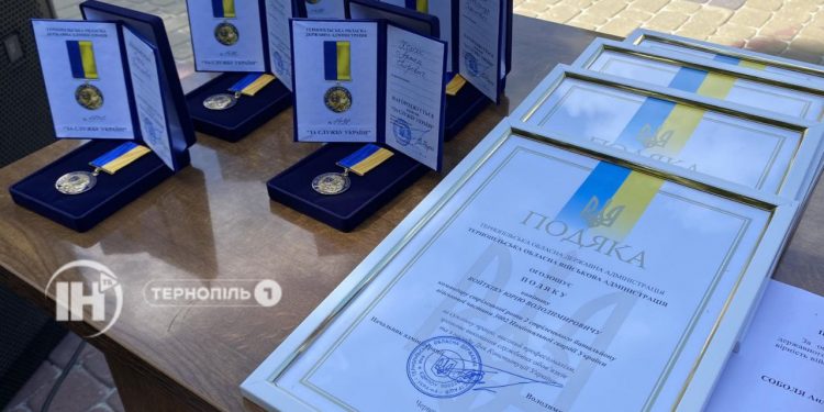 Урочистості з нагоди Дня Конституції відбулися у центрі Тернополя
