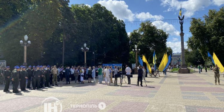 Урочистості з нагоди Дня Конституції відбулися у центрі Тернополя