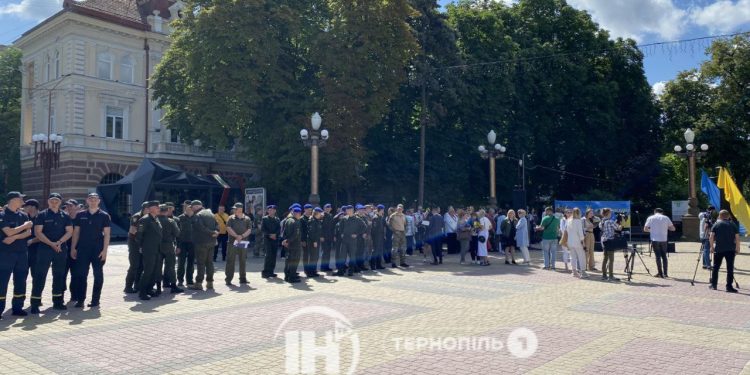 Урочистості з нагоди Дня Конституції відбулися у центрі Тернополя