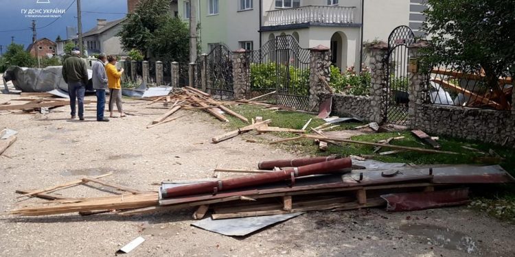 Сильний вітер позривав дахи з будинків у Збаражі (ФОТО)