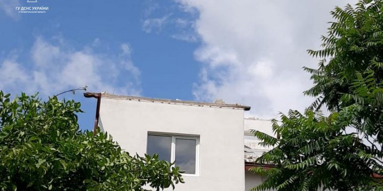 Сильний вітер позривав дахи з будинків у Збаражі (ФОТО)