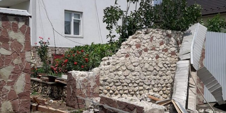 Сильний вітер позривав дахи з будинків у Збаражі (ФОТО)