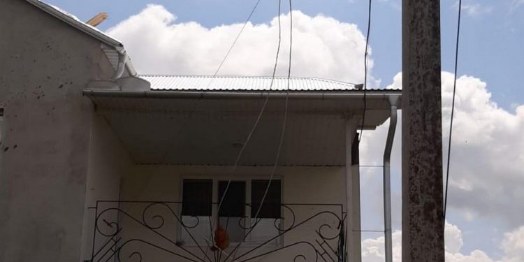 Сильний вітер позривав дахи з будинків у Збаражі (ФОТО)