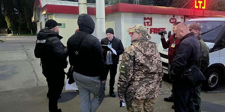 Перевіз за кордон десятки “ухилянтів”. Жителя Кременця підозрюють у незаконному бізнесі