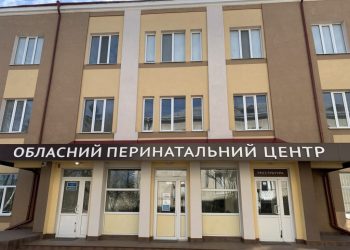 Працівники пологового мітингували проти об’єднання перинатального центру з дитячою лікарнею