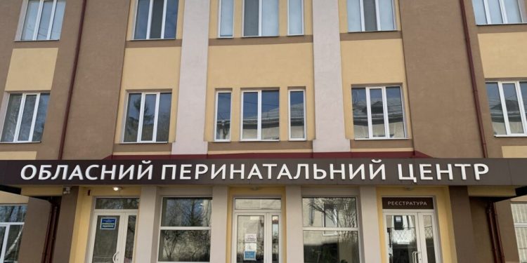 Працівники пологового мітингували проти об’єднання перинатального центру з дитячою лікарнею