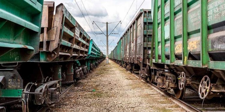 Подорожі на вантажних вагонах: розваги влаштували собі діти зі Львова біля смт. Дружба