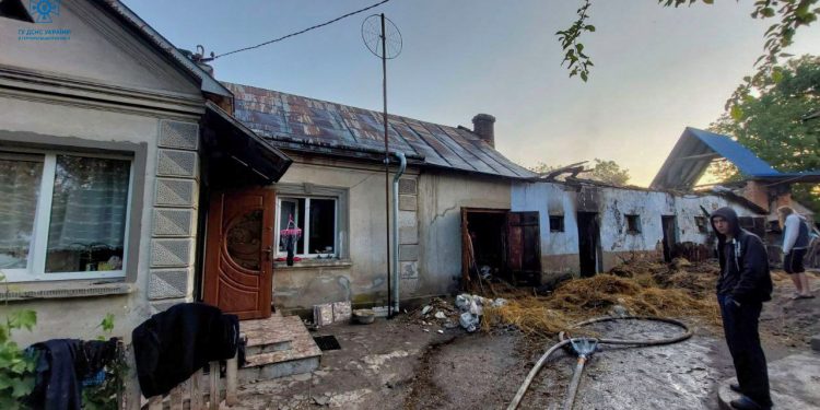 Пожежа серед ночі виникла у Скалатській громаді