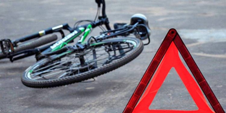 На 17-річну велосипедистку наїхав мотоцикліст на Гусятинщині