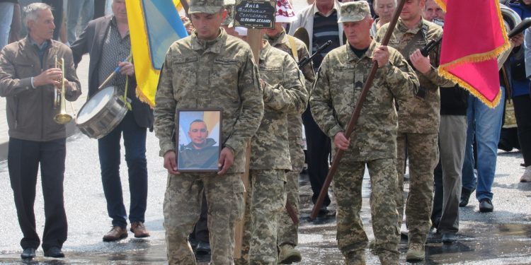 Із воїном Володимиром Янівим прощаються на Кременеччині