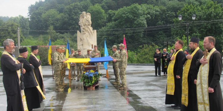 Із воїном Володимиром Янівим прощаються на Кременеччині