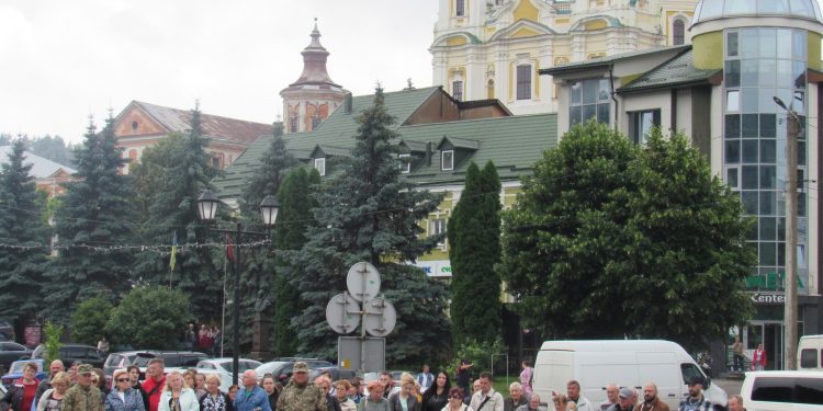 Із воїном Володимиром Янівим прощаються на Кременеччині