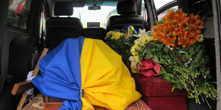 Із воїном Володимиром Янівим прощаються на Кременеччині