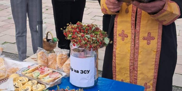 В Збаражі День батька відзначали благодійним ярмарком і зібрали гроші для ЗСУ